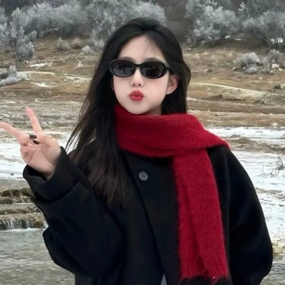 给小酒馆女子喝高杯酒